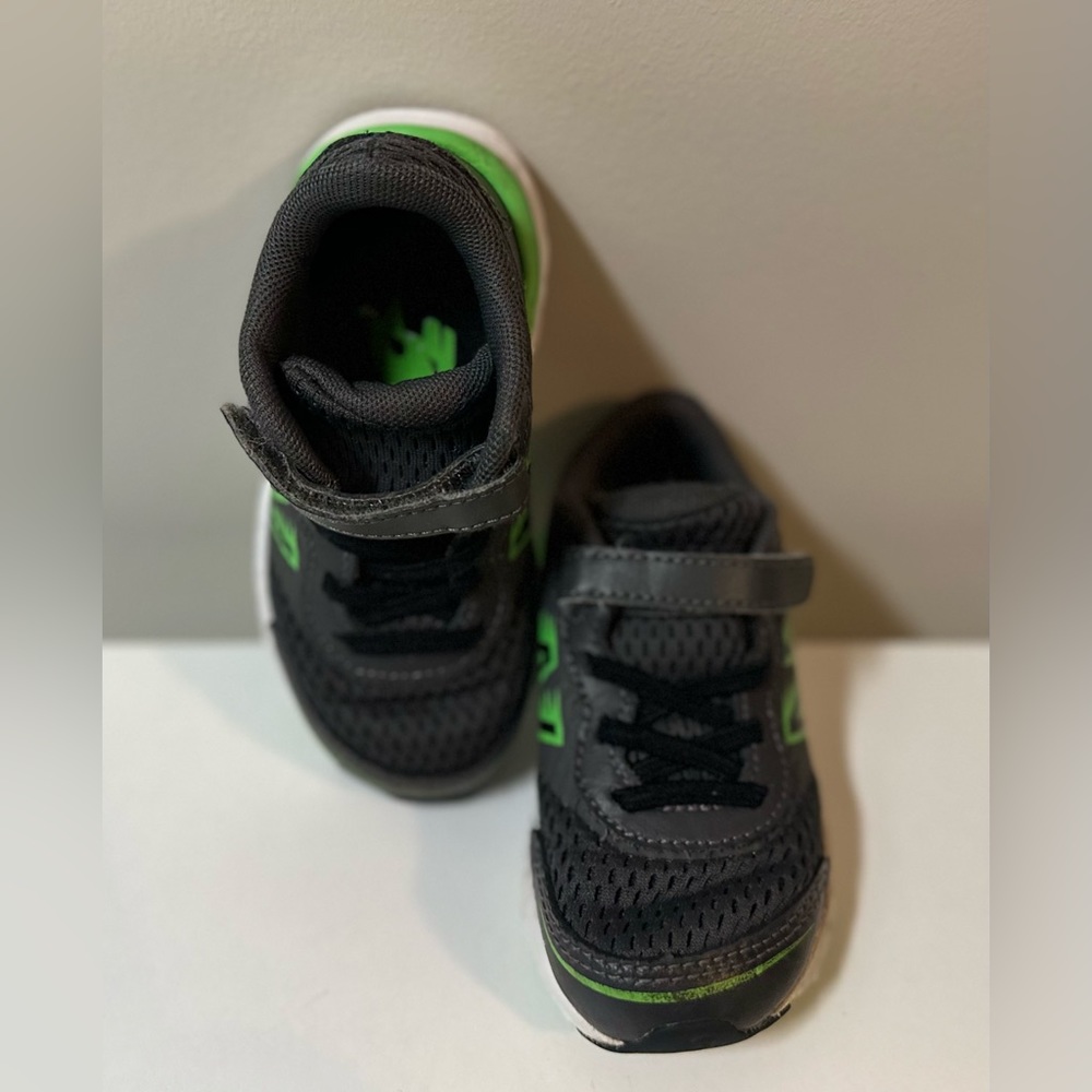 New Balance Kids 680 V6 Hook and Loop Running Shoes